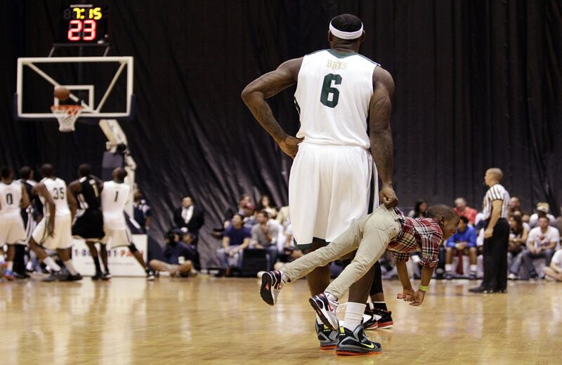 Pa’ la casa

LeBron James, basquetbolista de los Miami Heat, sostiene a su hijo Bryce en pleno partido de las estrellas de la NBA. En cada temporada ahí se reúnen los mejores jugadores de Estados Unidos.

