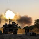 Una unidad de artillería israelí dispara proyectiles contra objetivos en la Franja de Gaza, en la frontera israelí de Gaza, el miércoles 19 de mayo de 2021. Foto: AP / Tsafrir Abayov.