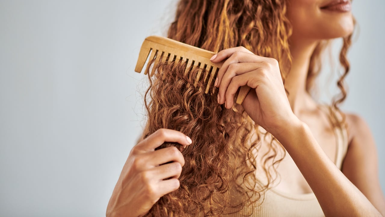 Algunos remedios caseros pueden hidratar y engrosar la melena.