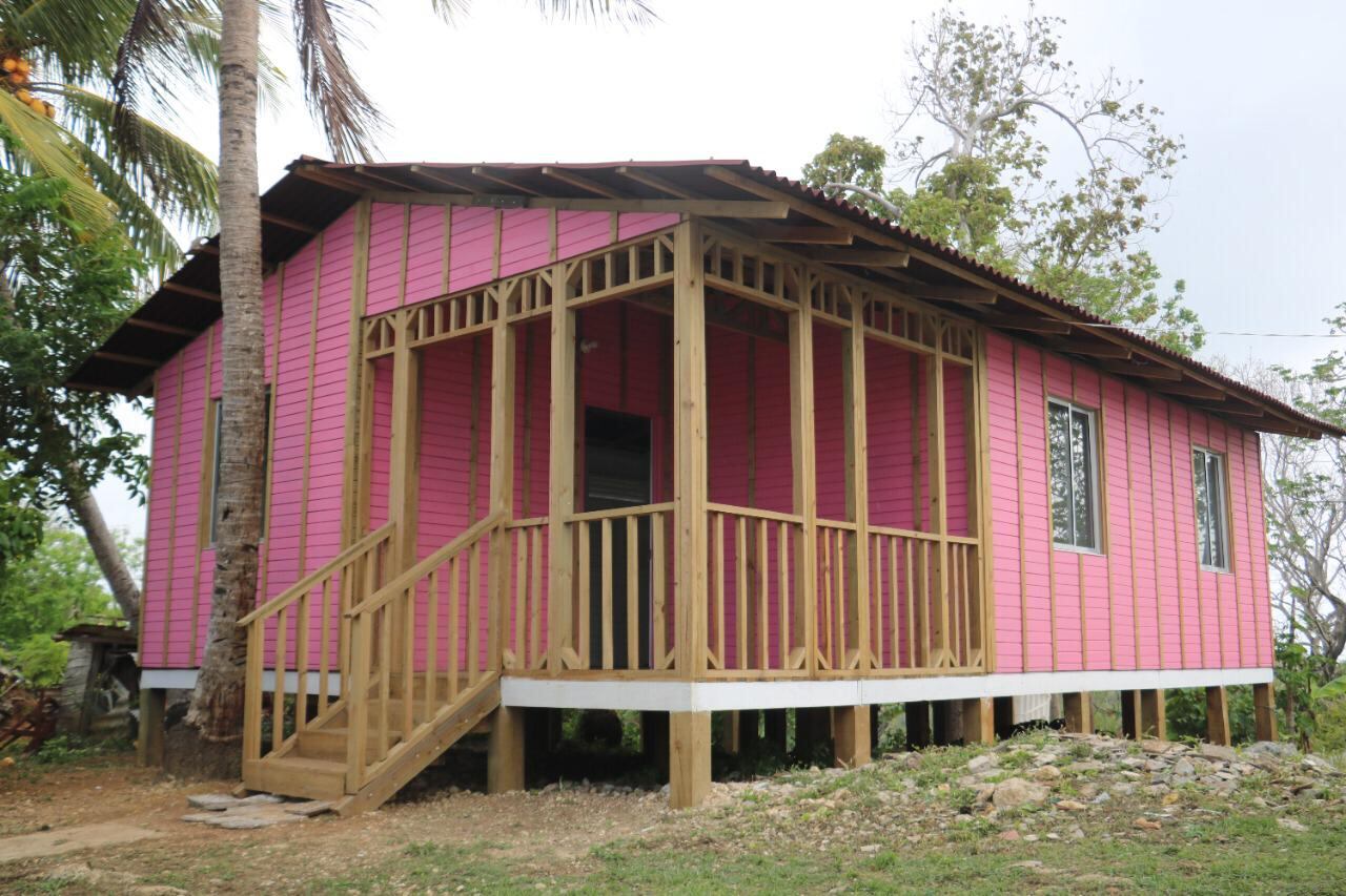 Presidente Duque y Miguel Escobar, presidente de Postobón, entregaron 17 casas en San Andrés y Providencia.