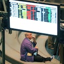 NEW YORK, NY - La bolsa de Nueva York cerró este viernes una nueva semana en rojo impactada por la actitud agresiva de la Reserva Federal de Estados Unidos.