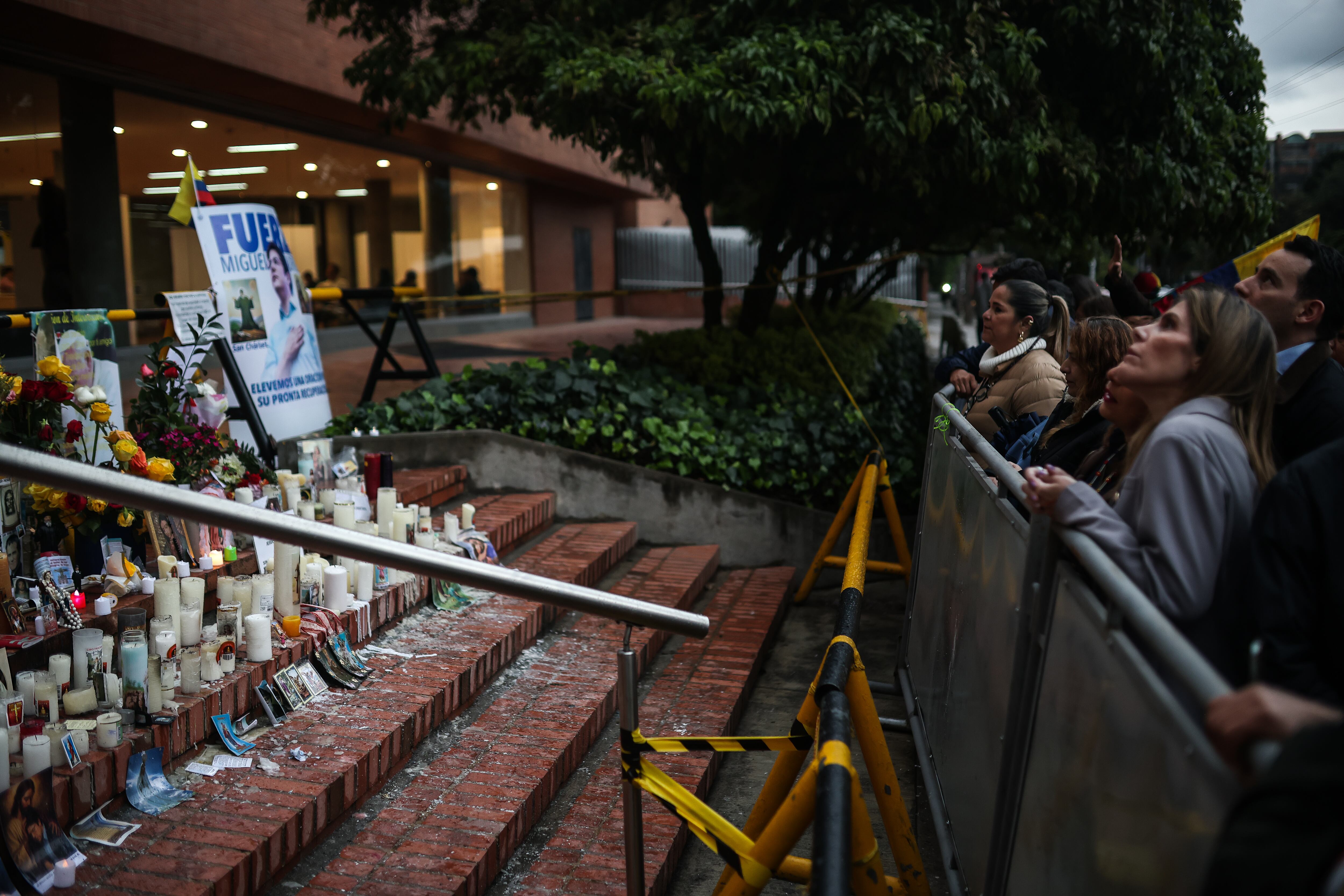 María Carolina Hoyos Turbay, hermana de Miguel Uribe Turbay .
#fuerzamiguel.