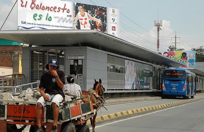 La concesión del MIO se pactó a 24 años y a diferencia de Bogotá los propietarios de las empresas transportadoras y los buses urbanos que hoy transitan por las calles de Cali, son concesionarios de la operación del sistema. En total son cuatro empresas las operadoras y se espera el ingreso de una quinta.