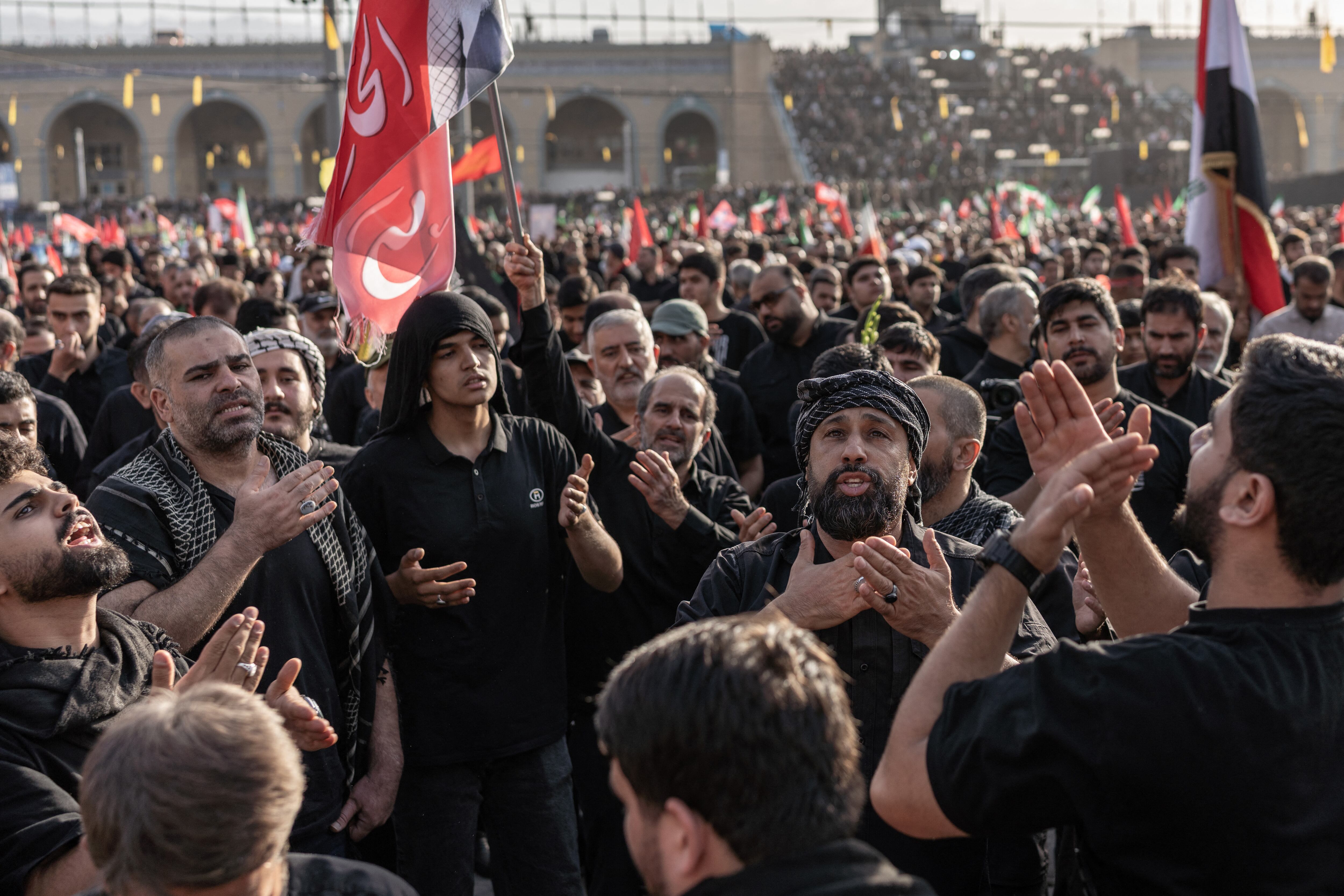 Los dolientes se golpean el pecho y corean "venganza, venganza" mientras miles se congregaban en Teherán a primera hora del 4 de julio para dar el último adiós al líder supremo asesinado, el ayatolá Ali Khamenei.