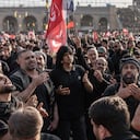 Los dolientes se golpean el pecho y corean "venganza, venganza" mientras miles se congregaban en Teherán a primera hora del 4 de julio para dar el último adiós al líder supremo asesinado, el ayatolá Ali Khamenei.