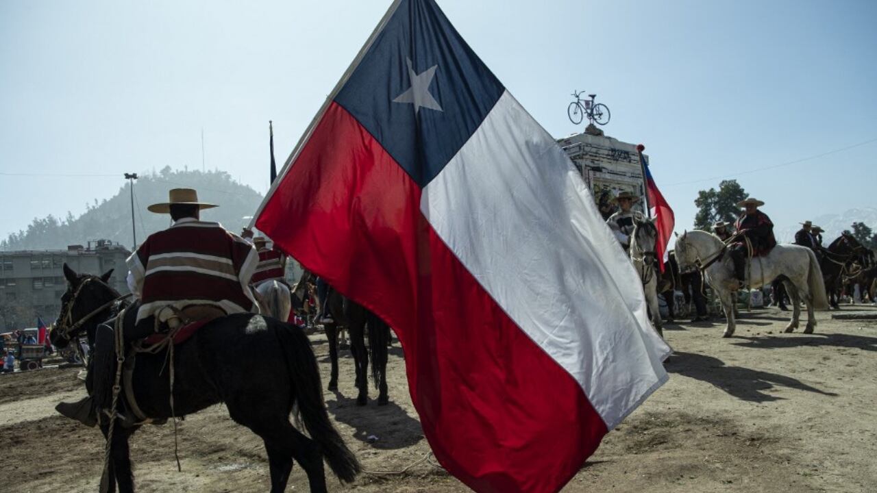 Hasta en caballos los chilenos se manifiestan a pocos días de votar en el plebiscito que podría dejar una nueva constitución