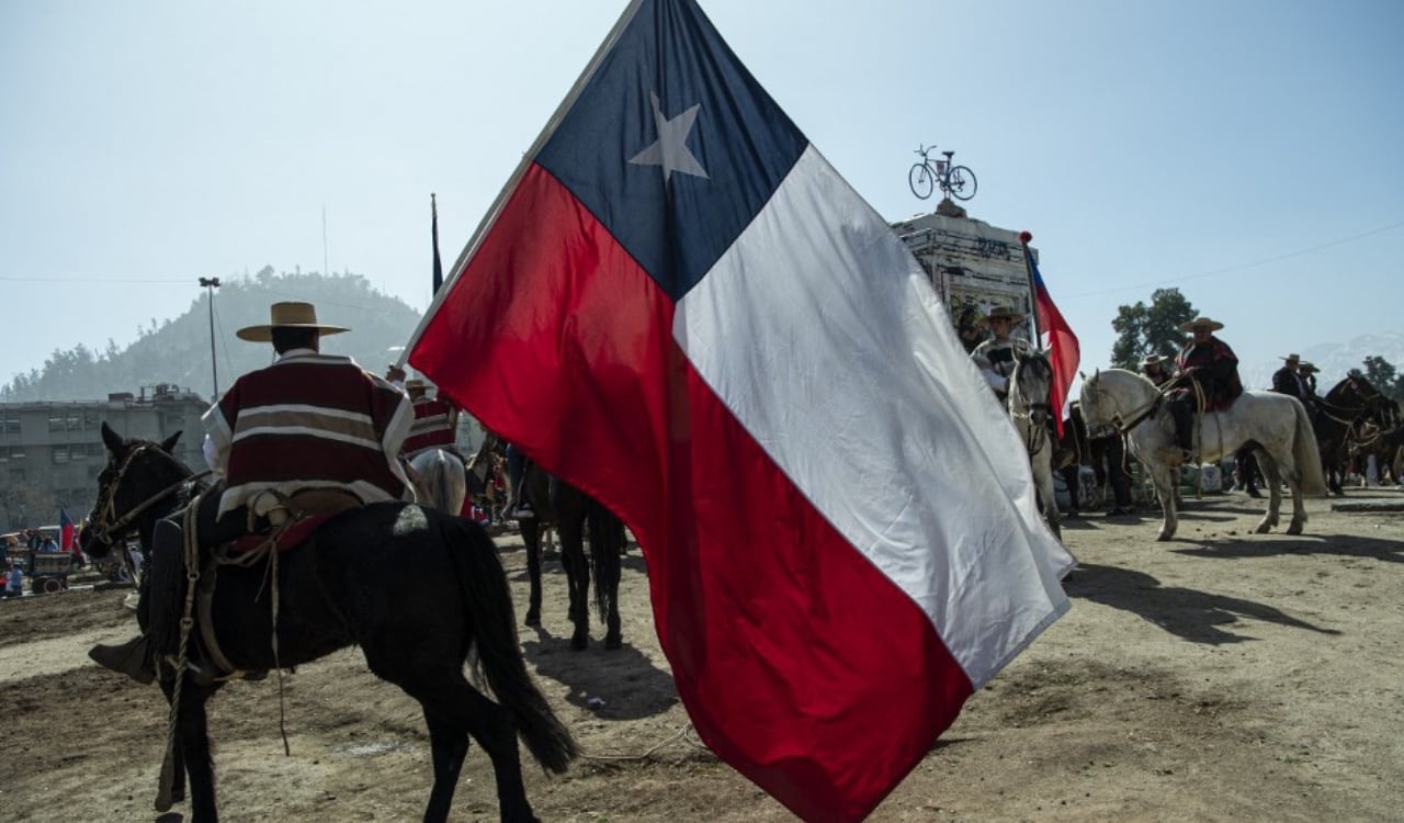 Hasta en caballos los chilenos se manifiestan a pocos días de votar en el plebiscito que podría dejar una nueva constitución