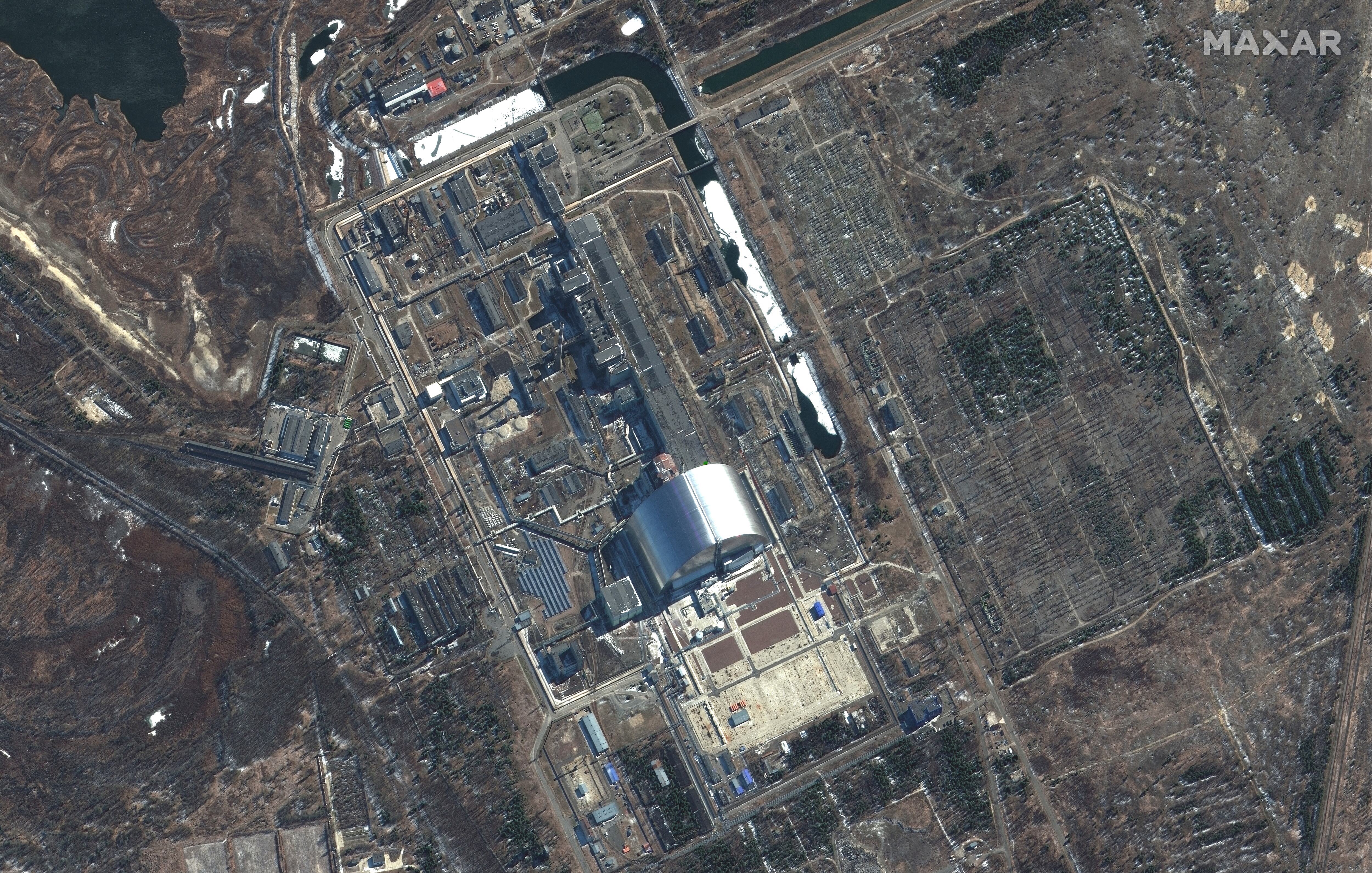 Esta imagen de satélite Maxar tomada y publicada el 10 de marzo de 2022 muestra una descripción general de la planta de energía nuclear de Chernobyl en Pripyat, Ucrania. - Moscú y Kiev están "listos para trabajar" con el organismo de control atómico de la ONU para garantizar la seguridad nuclear, dijo su jefe el 10 de marzo, ya que Ucrania ha perdido "todas las comunicaciones" con la planta de energía nuclear de Chernobyl. (Foto por Imagen satelital  2022 Maxar Technologies / AFP) / RESTRINGIDO A USO EDITORIAL - CRÉDITO OBLIGATORIO "FOTO AFP / Imagen satelital  2022 Maxar Technologies" - SIN MARKETING - SIN CAMPAÑAS PUBLICITARIAS - DISTRIBUIDO COMO SERVICIO A CLIENTES - LA MARCA DE AGUA NO PUEDE SE QUITARÁ/RECORTARÁ / LA MARCA DE AGUA NO SE PUEDE QUITAR/RECORTAR