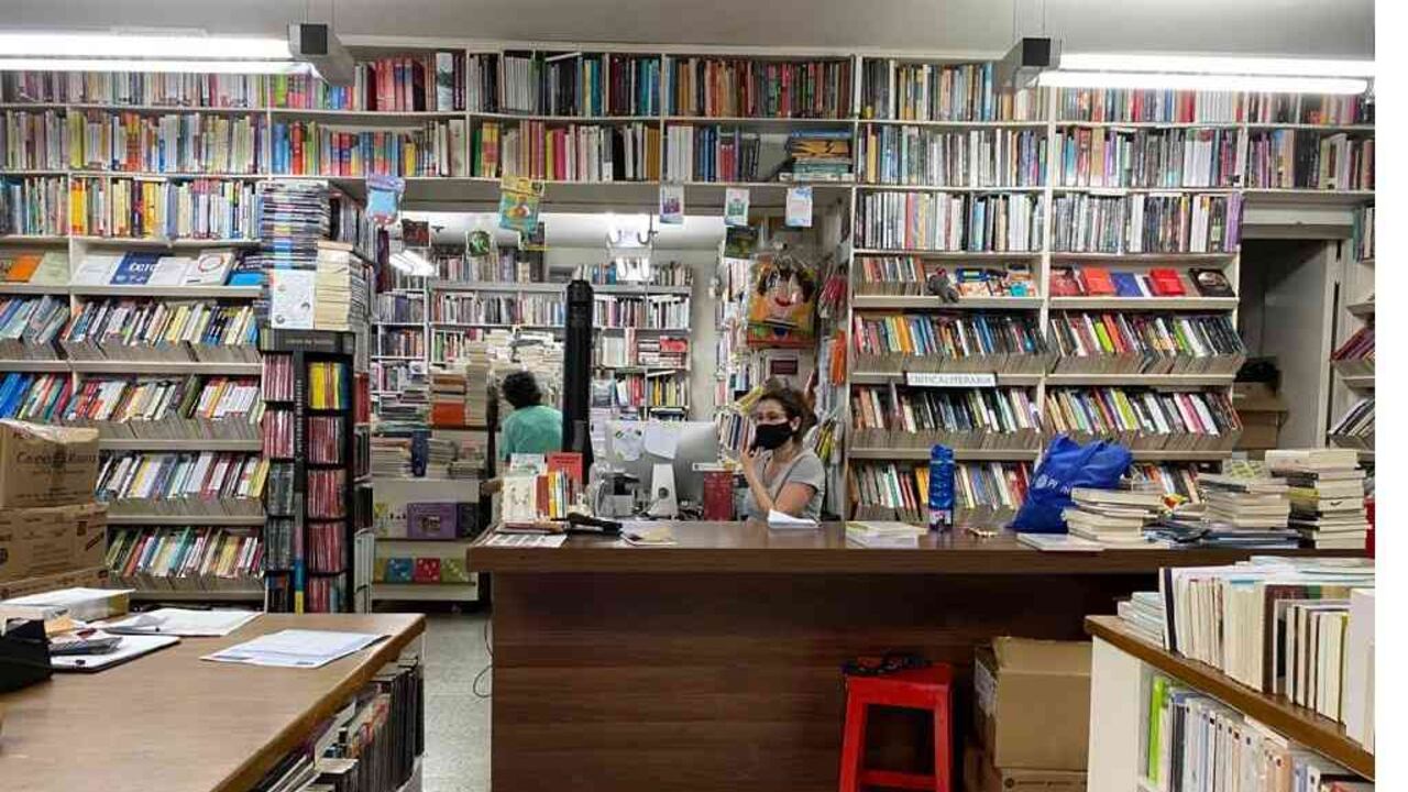 Al pie de la letra es un de tantas librerías que resisten hoy en Medellín.