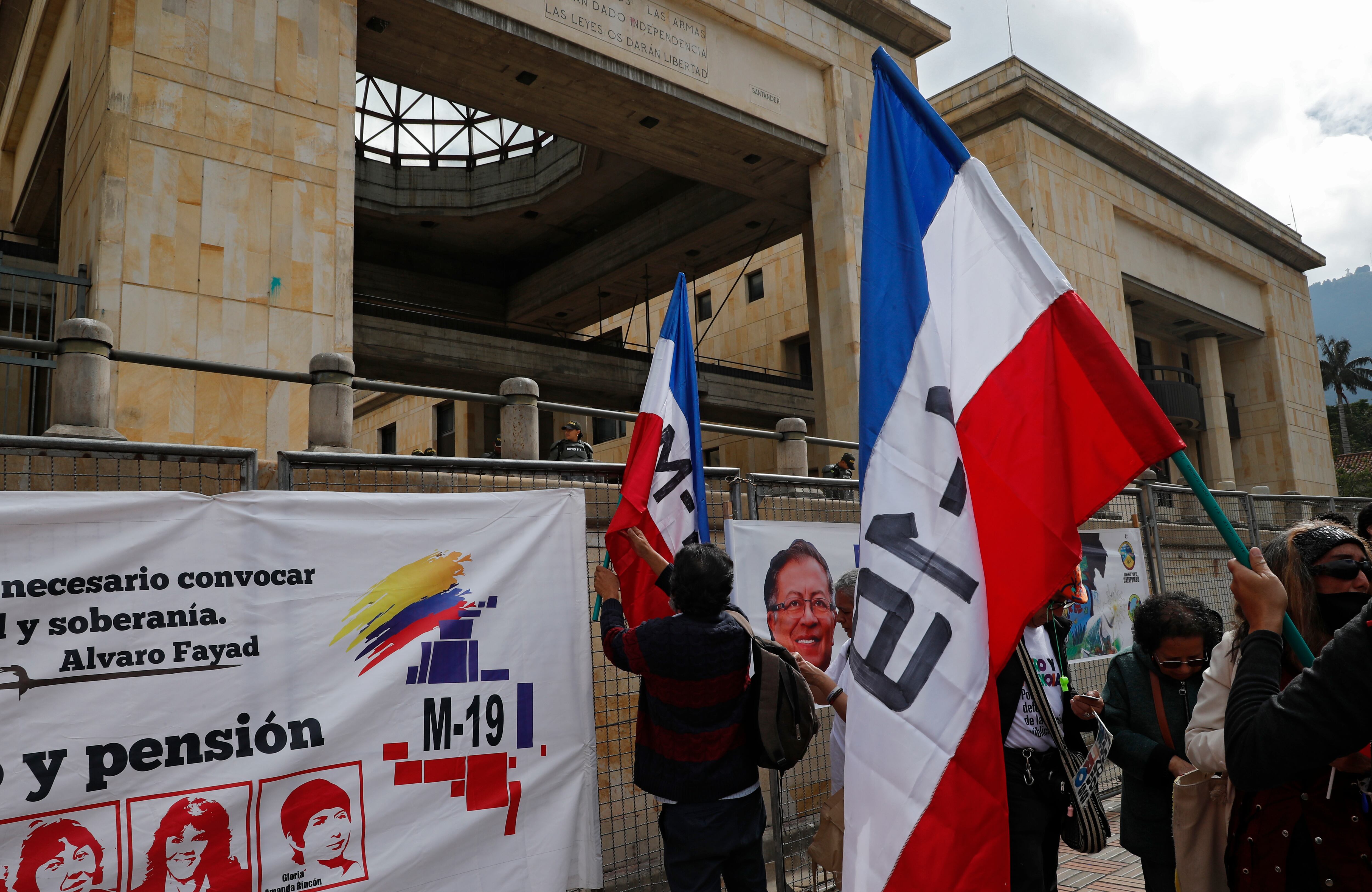 Manifestantes del M 19 presionando a la Corte  Suprema para elegir Fiscal, Fecode
Apoyo al Presidente
Bogota febrero 8 del 2024
Foto Guillermo Torres Reina / Semana