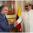 Al lado izquierdo: Armando Benedetti y Nicolás Maduro. Al derecho: el embajador de Colombia recorriendo su sede diplomática en Caracas.