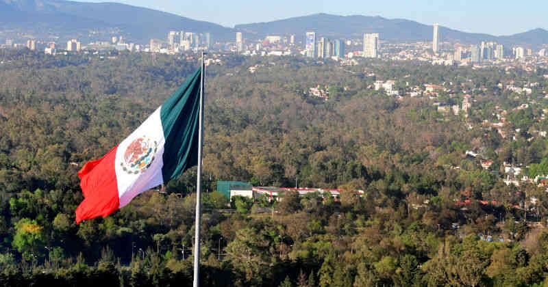 A pesar de los enormes desafíos que tiene Ciudad de México en materia de movilidad y contaminación ambiental, esta urbe de más de 20 millones de habitantes resulta atractiva por su clima, calidez de su gente, entre otros factores. 