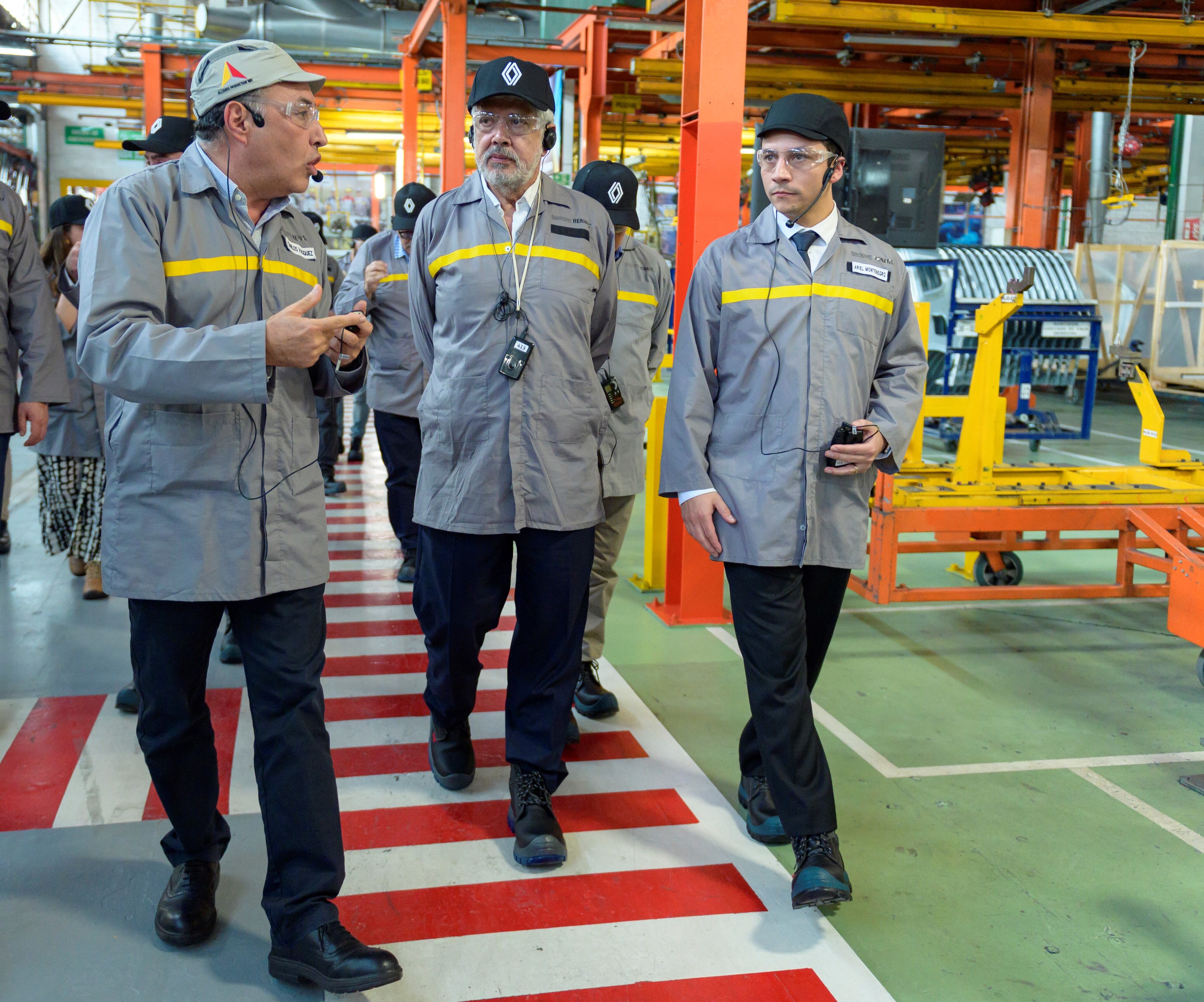 El ministro de Comercio, Industria y Turismo, Germán Umaña, realizó este jueves 16 de marzo un recorrido por las instalaciones de la plata de Renault-Sofasa, ubicadas en el municipio de Envigado (Antioquia). El recorrido fue guiado por el Ariel Montenegro, presidente y director general de Renault Sofasa y el director de producción de la planta, Carlos Vásquez.
