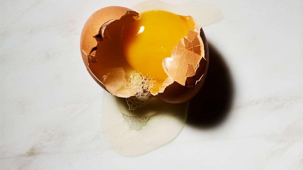 De acuerdo con algunos dermatólogos, la clara de huevo para la piel puede ser beneficiosa, dado que este alimento tiene un buen valor nutricional (proteínas y vitaminas del grupo B).