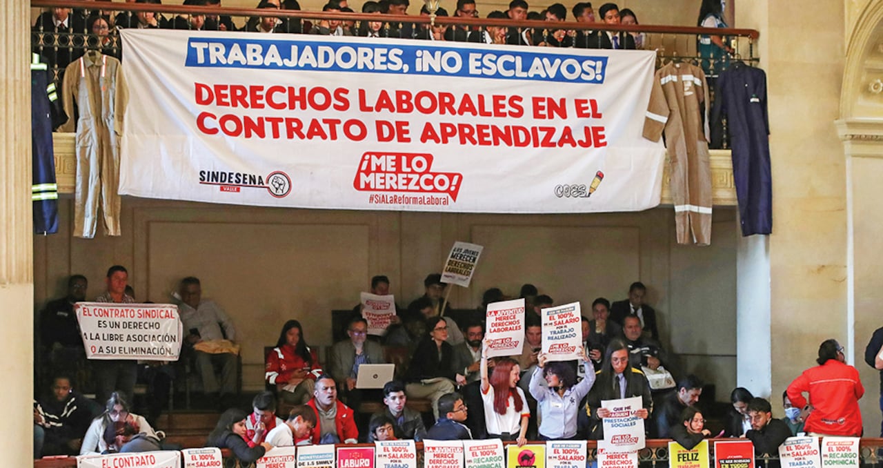 Estudiantes del Sena y sindicalistas se tomaron las gradas del Congreso con pancartas para presionar la votación sobre el contrato laboral de los aprendices.