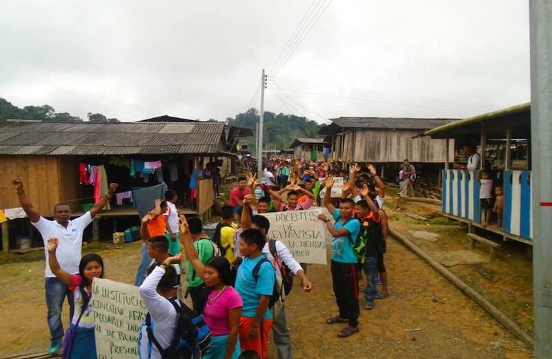 Habitantes en el Bajo Atrato. Foto: Tomada de @jsalgadov