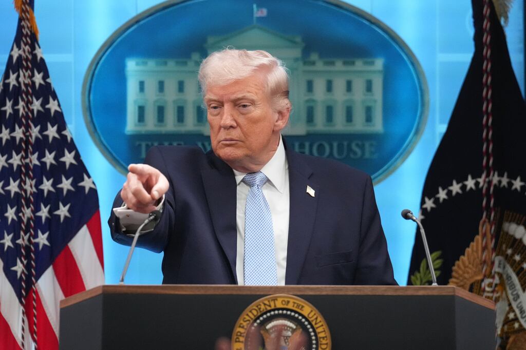 El presidente Donald Trump habla con los periodistas durante una conferencia de prensa en la Sala de Prensa James Brady de la Casa Blanca, el lunes 6 de abril de 2026, en Washington. (Foto AP/Mark Schiefelbein)