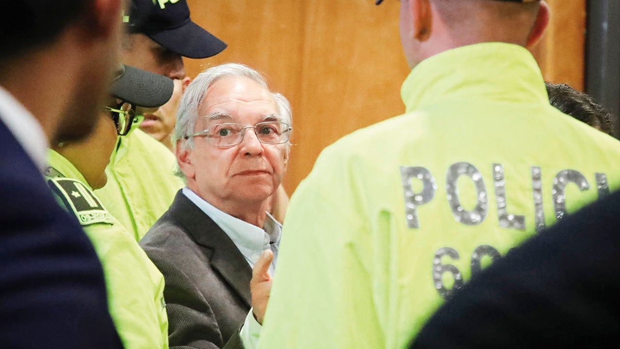 El exministro de Hacienda Ricardo Bonilla fue capturado al finalizar la audiencia. La Fiscalía había pedido detención domiciliaria, pero la magistrada lo mandó a la cárcel.