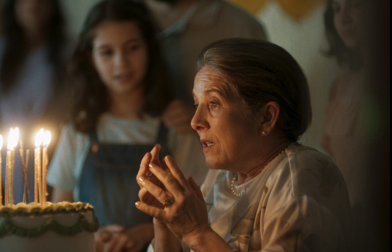 Ana Endara reconocida previamente por sus trabajos documentales, da el salto a la ficción conservando su mirada aguda sobre lo cotidiano, alejada de artificios narrativos y centrada en los pequeños gestos.