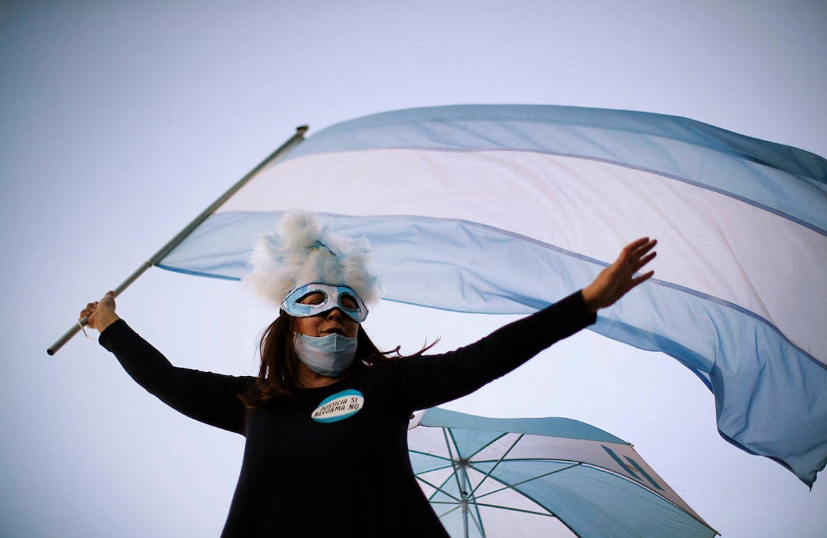 Una mujer protesta contra las políticas de cuarentena del gobierno para contener el coronavirus en Buenos Aires, Argentina, el lunes 17 de agosto. Los manifestantes dijeron que consideran las restricciones como una violación de su libertad personal. Foto: Natacha Pisarenko / AP