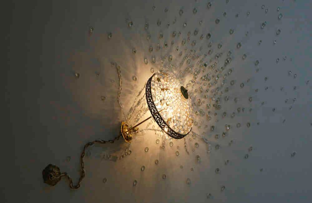 Lámpara de cristal incrustada en el techo, 2017 Bronce, cristal, cable eléctrico, bombillas halógenas Dimensiones variables © Los Carpinteros Cortesía Sean Kelly, New York Foto: Guillermo Torres / Revista Semana