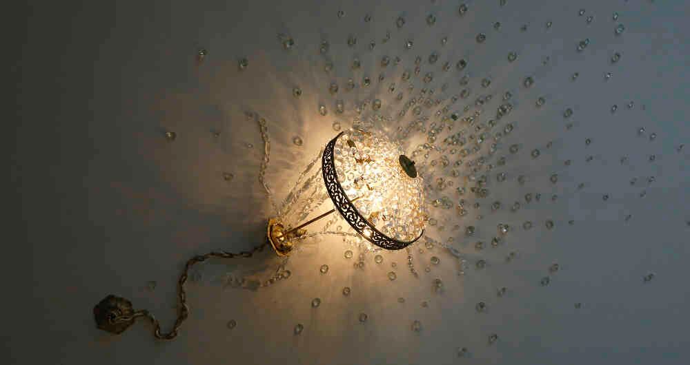 Lámpara de cristal incrustada en el techo, 2017 Bronce, cristal, cable eléctrico, bombillas halógenas Dimensiones variables © Los Carpinteros Cortesía Sean Kelly, New York Foto: Guillermo Torres / Revista Semana