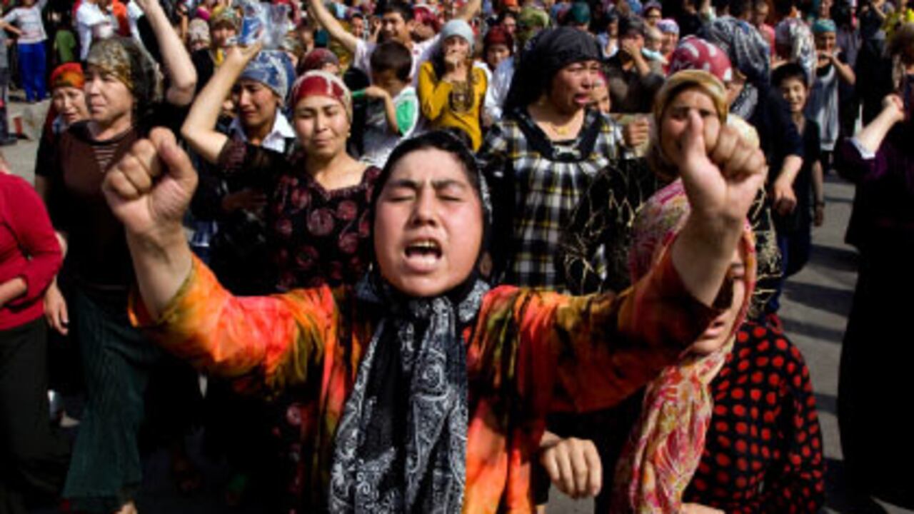 Mujeres uigur protestan frente a los periodistas enviados a Xinjiang. Aseguran que se llevaron detenidos sin motivo a sus maridos