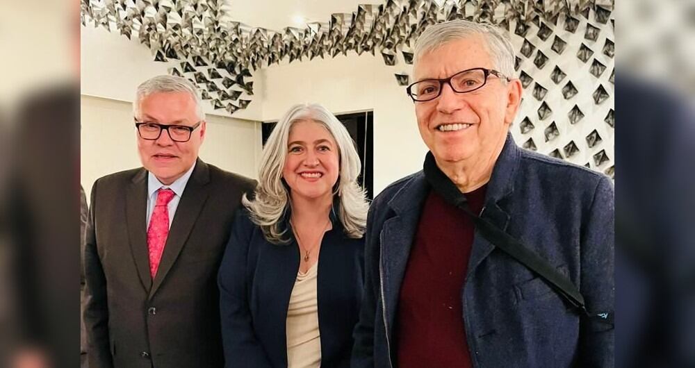 César Gaviria junto con los ministros de Vivienda, Catalina Velasco y de Justicia Néstor Osuna.