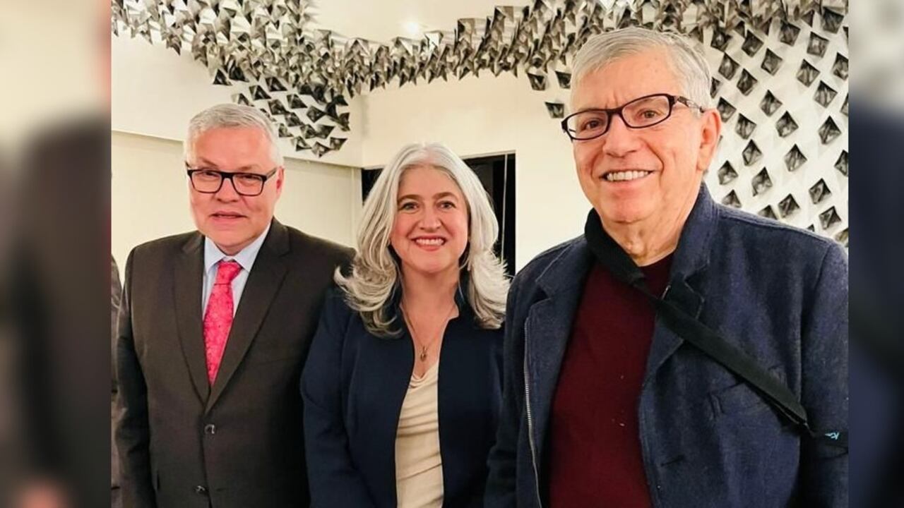 El expresidente César Gaviria junto con los ministros de Vivienda, Catalina Velasco y de Justicia Néstor Osuna.