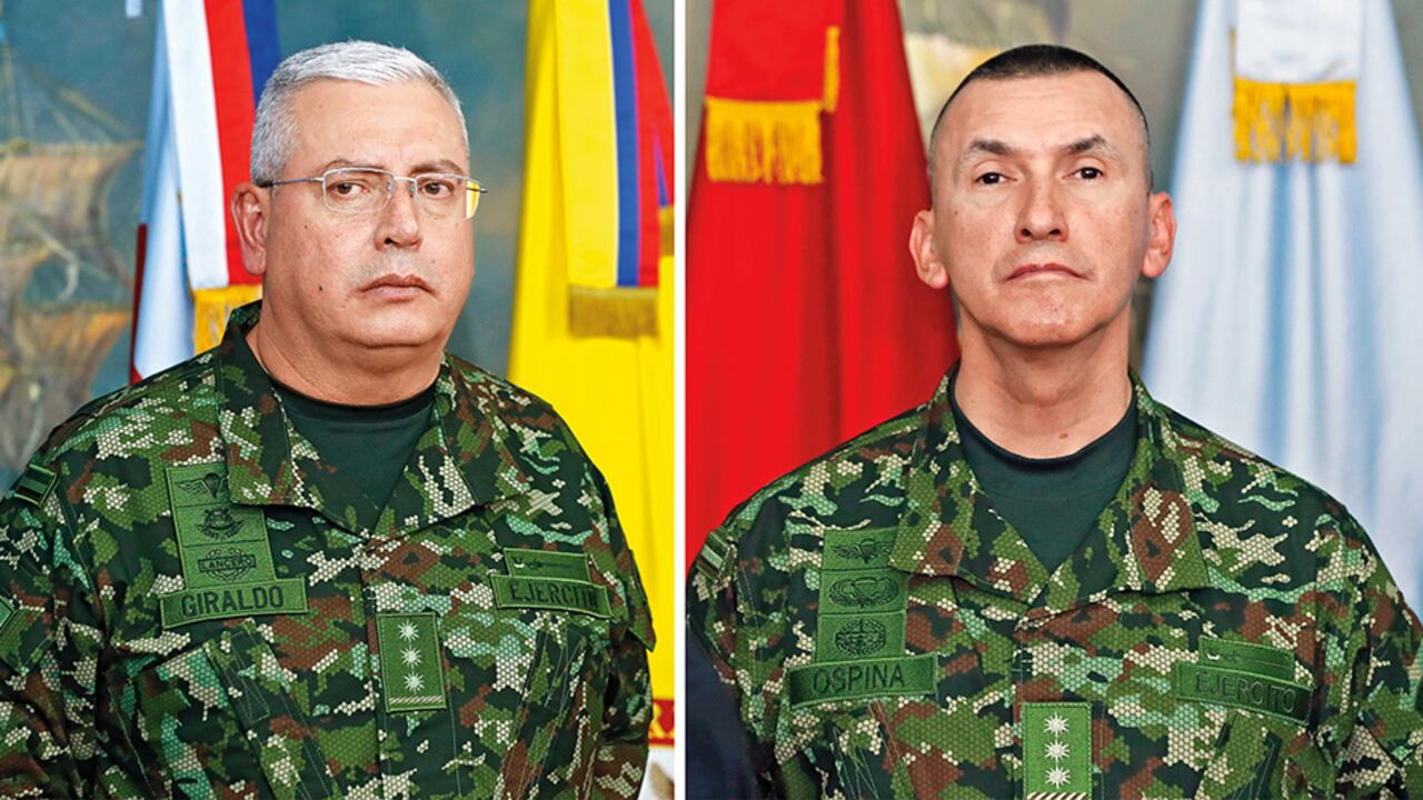   El general Helder Giraldo, comandante de las Fuerzas Militares, y el general Luis Ospina (der.), comandante del Ejército, fueron nombrados en sus cargos el 12 de agosto de 2022 por el presidente Petro.