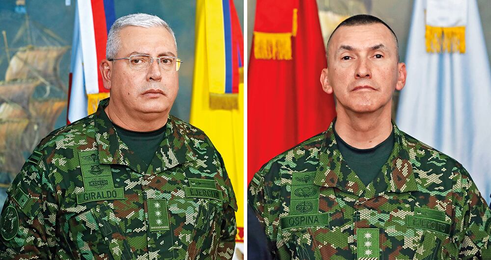   El general Helder Giraldo, comandante de las Fuerzas Militares, y el general Luis Ospina (der.), comandante del Ejército, fueron nombrados en sus cargos el 12 de agosto de 2022 por el presidente Petro.