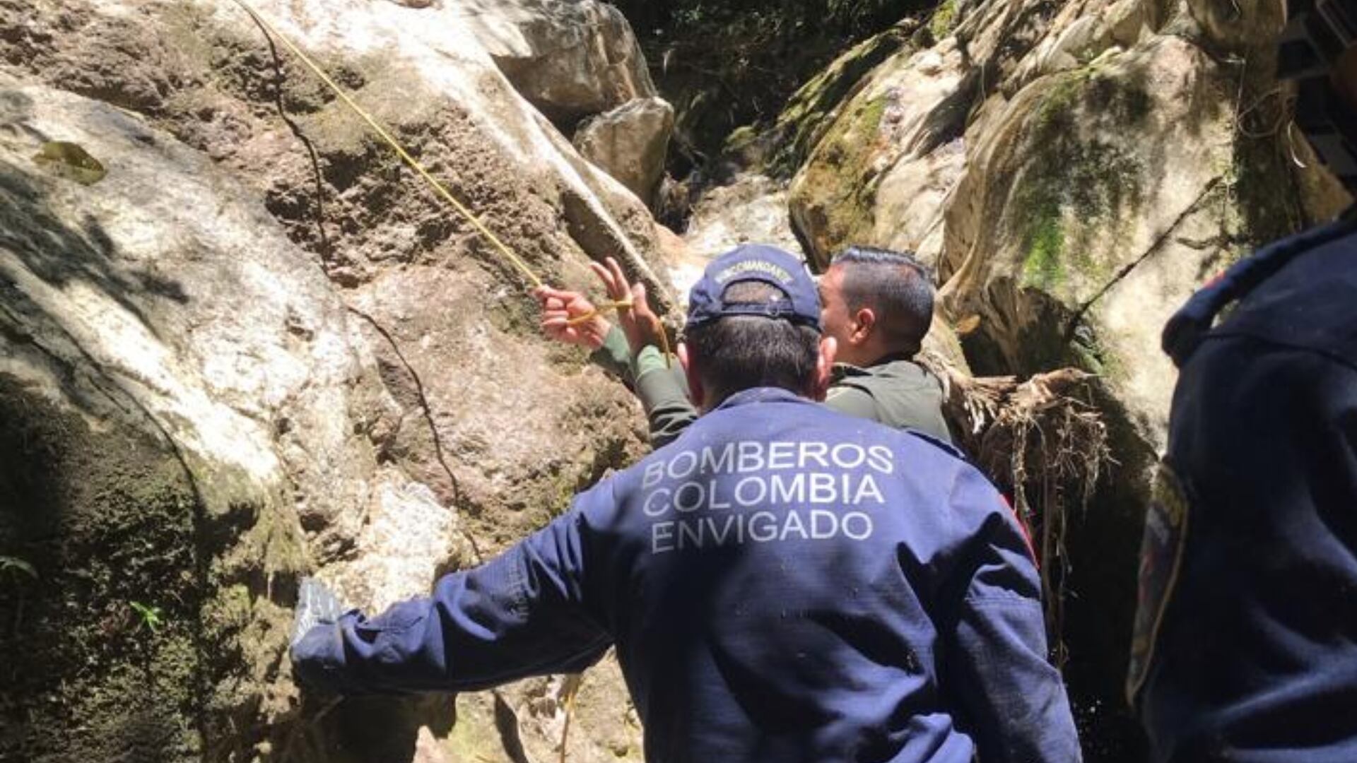 Labores de rescate del cadáver de la senderista.