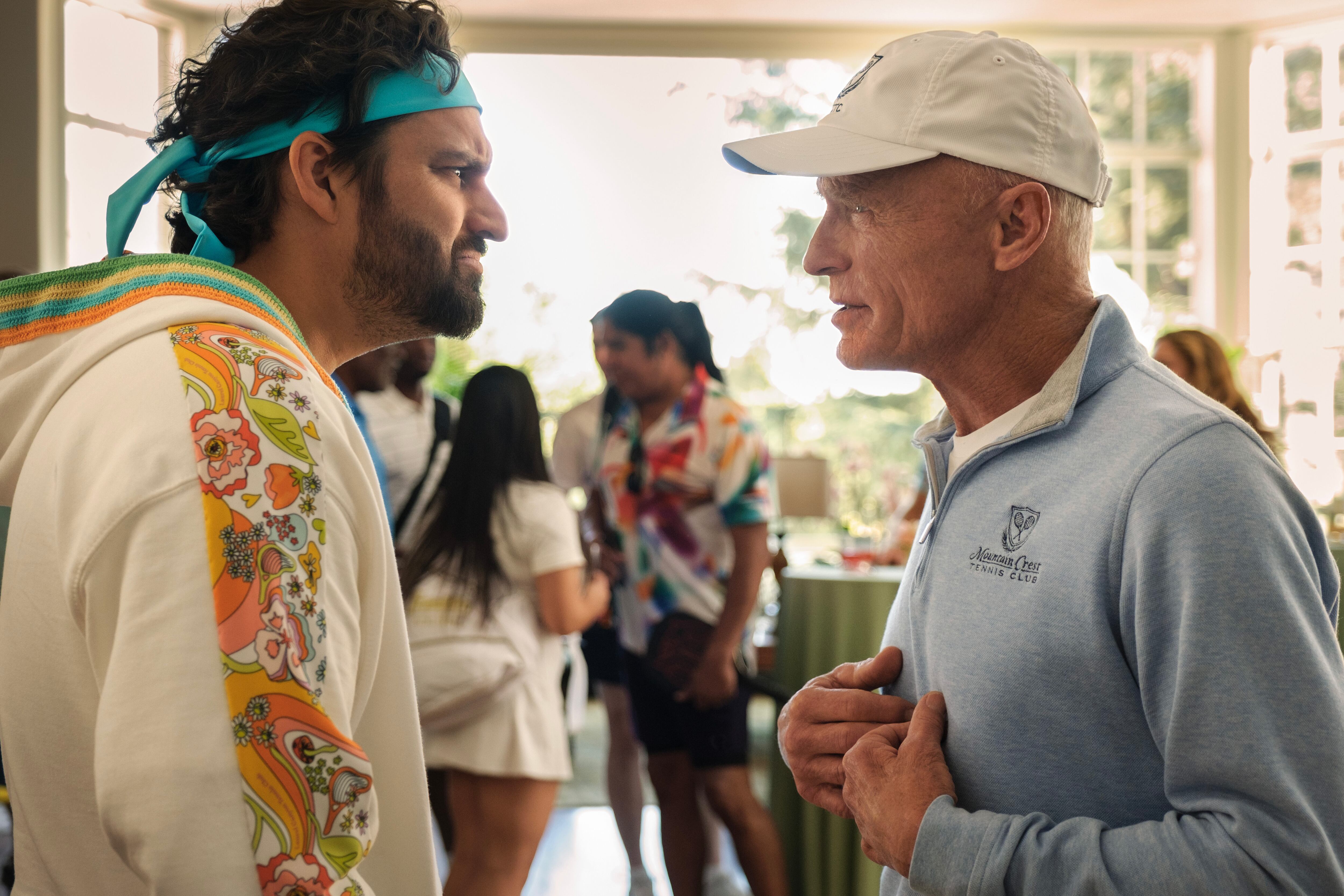 Jake Johnson y Ed Harris en 'The Dink'.