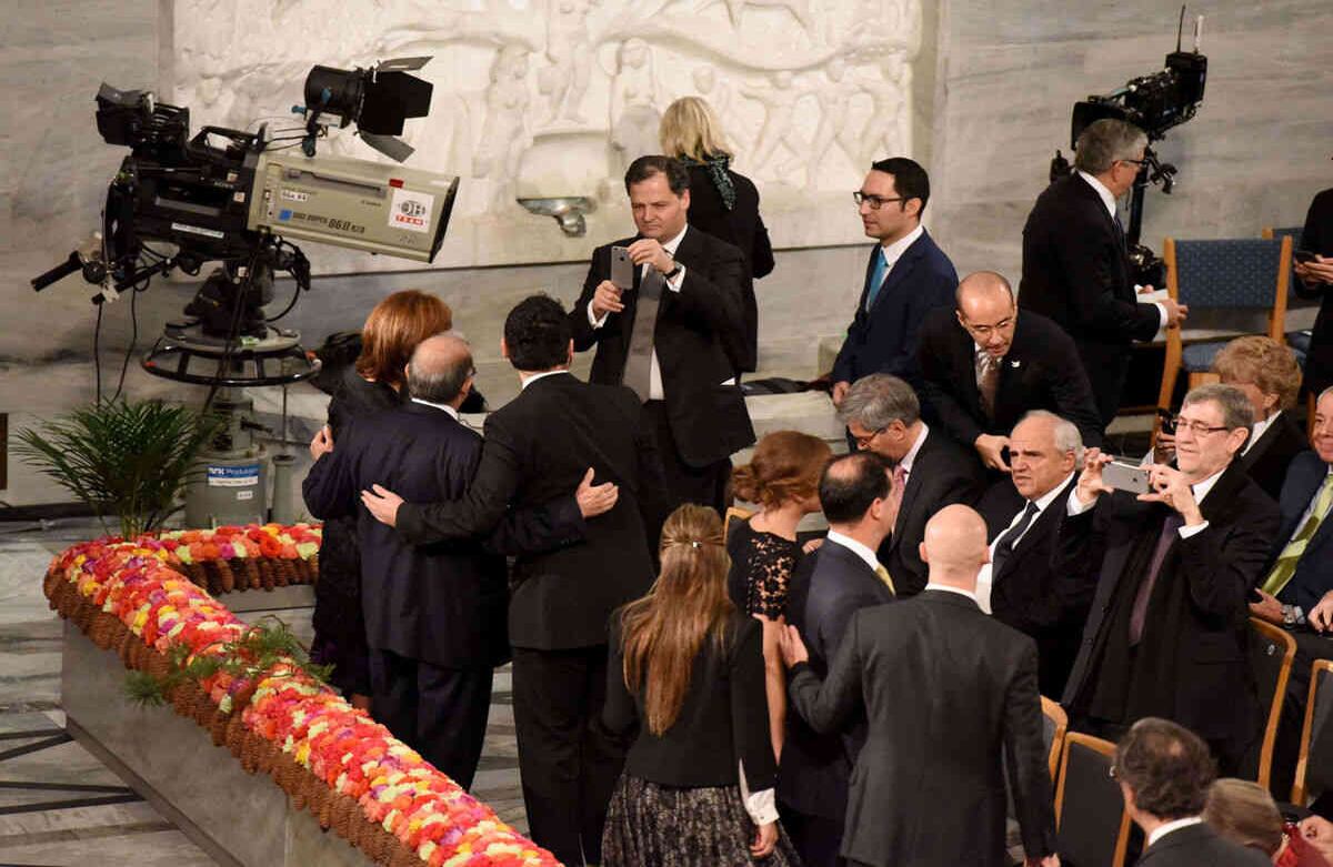 Selfies aquí y allá. Hasta Sergio Jaramillo sirvió de fotógrafo para retratar el momento, para unos irrepetible.