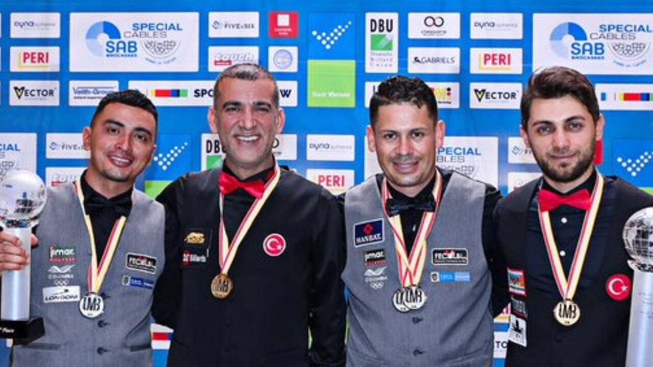 En la foto los colombianos (chaleco gris) Pedro González y Huberney Cataño, junto a la pareja rival de Turquía