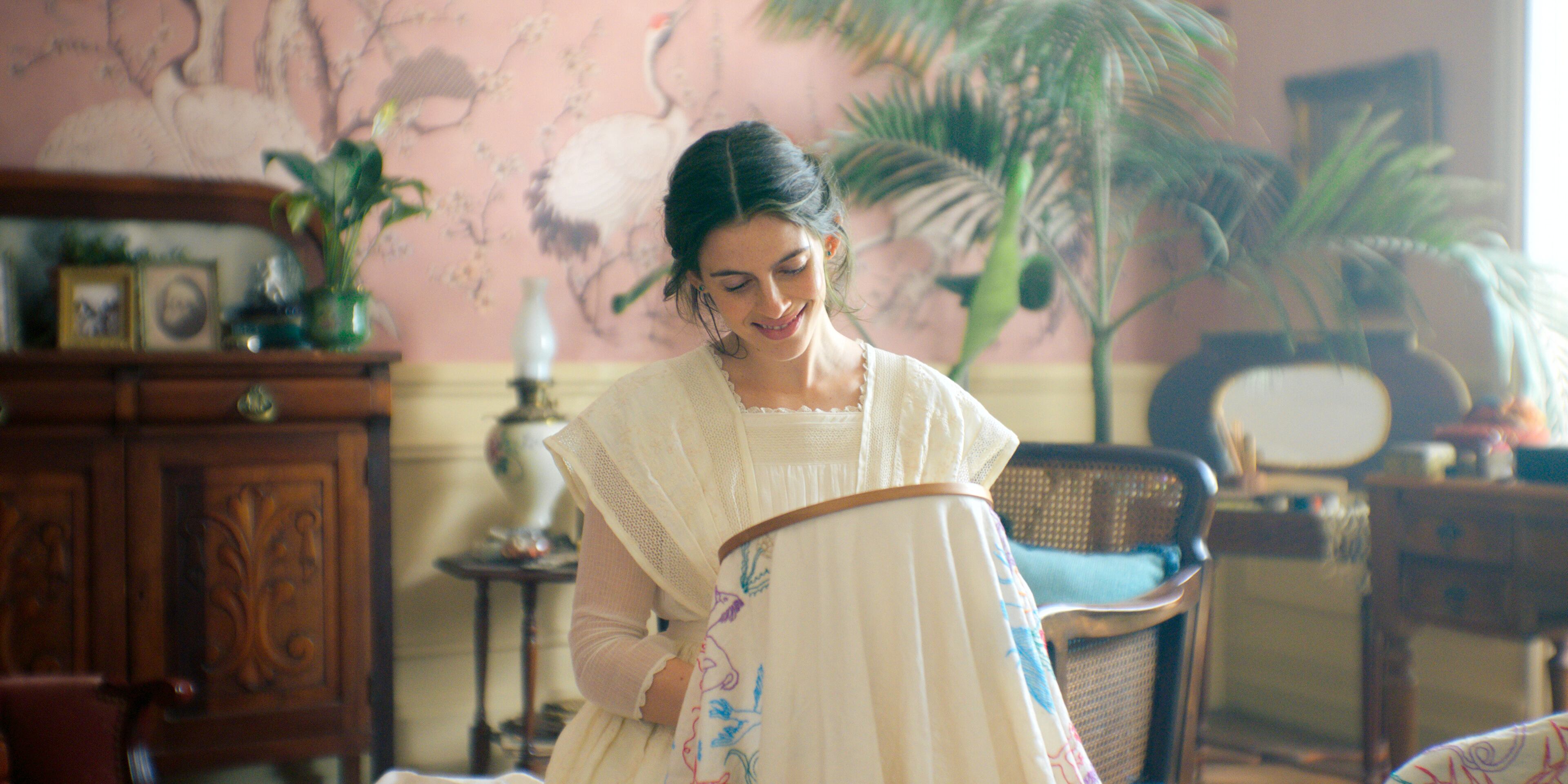 Prime Video estrenará en abril La Casa de los Espíritus, la primera adaptación televisiva en español de la icónica novela de Isabel Allende.