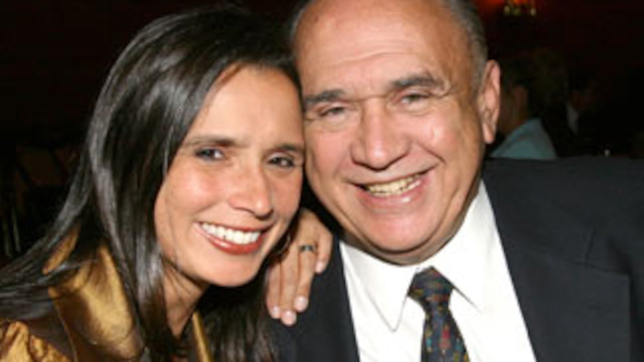 La ex canciller María Consuelo Araújo y su padre Álvaro Araújo Noguera, en una foto, durante un acto social mucho antes de conocer la noticia judicial.