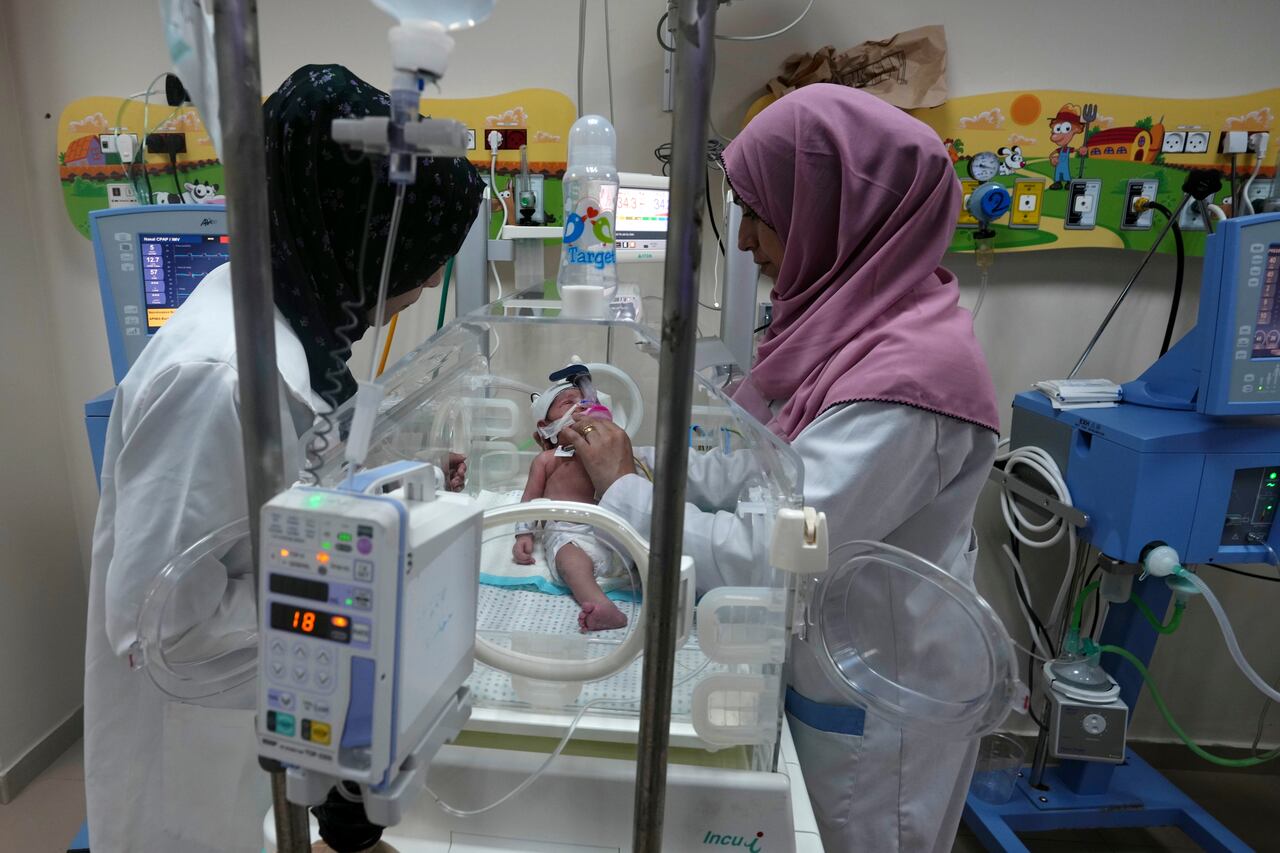 Médicos palestinos tratan a un bebé prematuro en el Hospital Al Aqsa en Deir el-Balah, Franja de Gaza, el domingo 22 de octubre de 2023.