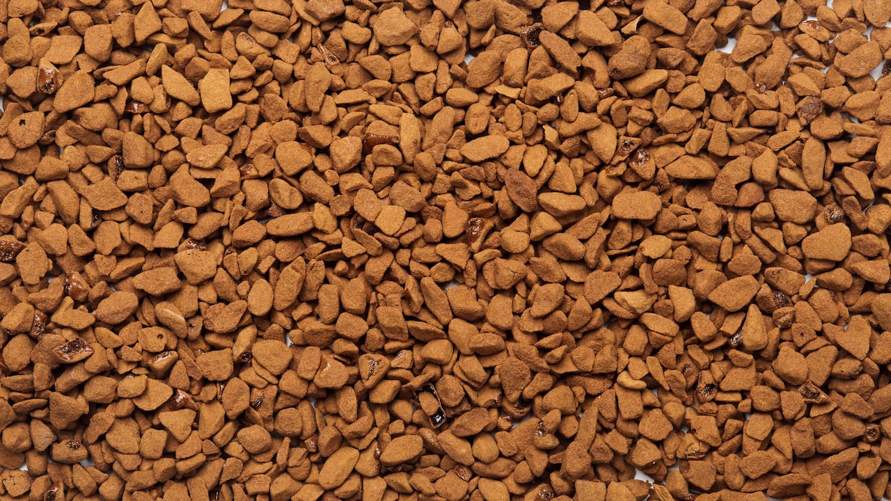 Muchas personas tienen la duda frente al consumo de café instantáneo, pues lo consideran una mala imitación del verdadero café.