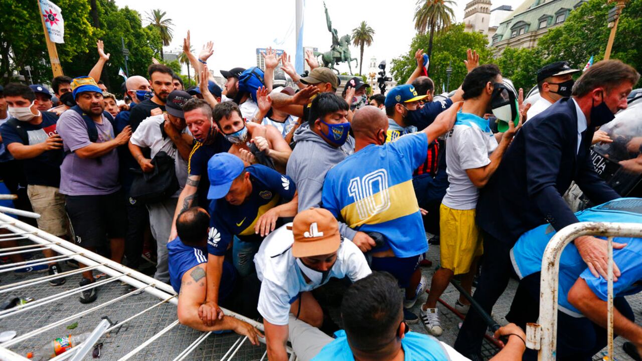 El inicio del velatorio estuvo marcado por algunos forcejeos entre la gente y la policía, ante el retraso del inicio del velatorio que se extenderá hasta las 4:00 de la tarde, hora local, se informó oficialmente.