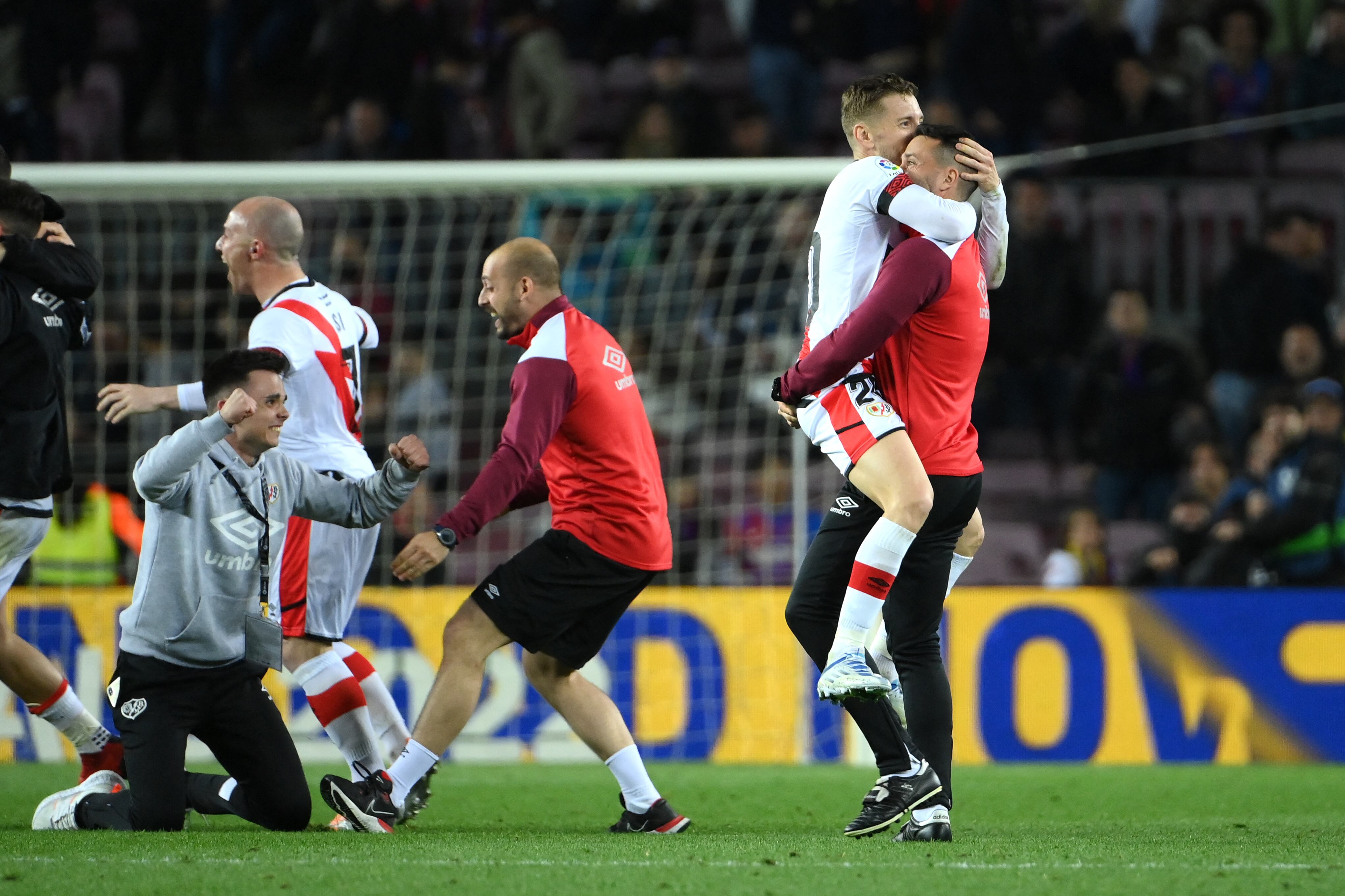 Los jugadores del Rayo Vallecano celebran al final del partido de fútbol de la liga española entre el FC Barcelona y el Rayo Vallecano de Madrid en el estadio Camp Nou de Barcelona el 24 de abril de 2022. (Foto de LLUIS GENE / AFP)