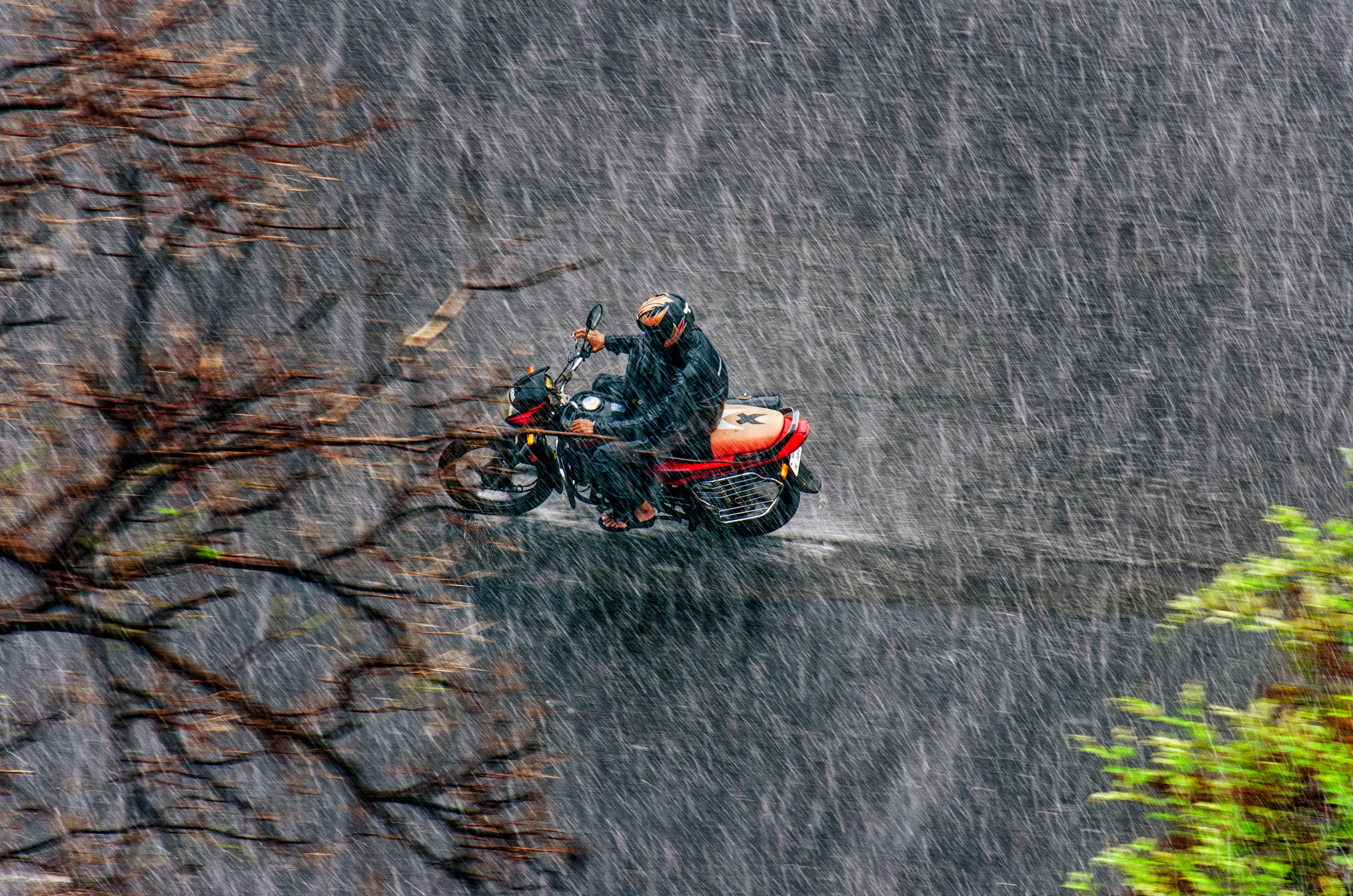 Las fuertes precipitaciones en Colombia han afectado la movilidad y seguridad de motociclistas en varias regiones del país.