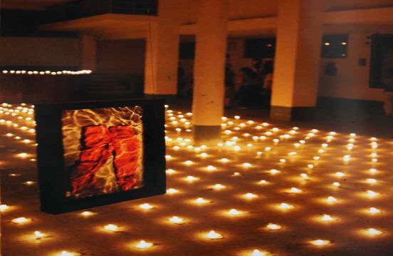 Hoy, el oriente antioqueño “ha llegado a una cierta calma, pero las heridas de la guerra están aún encarnadas en los cuerpos, en los rostros y en la memoria de sus pobladores y, en sus pueblos reconstruidos de las ruinas, una y otra vez, como para evitar abandonarlos del todo”, dice Ricardo Arcos, director del Museo de Arte de la Universidad Nacional. 