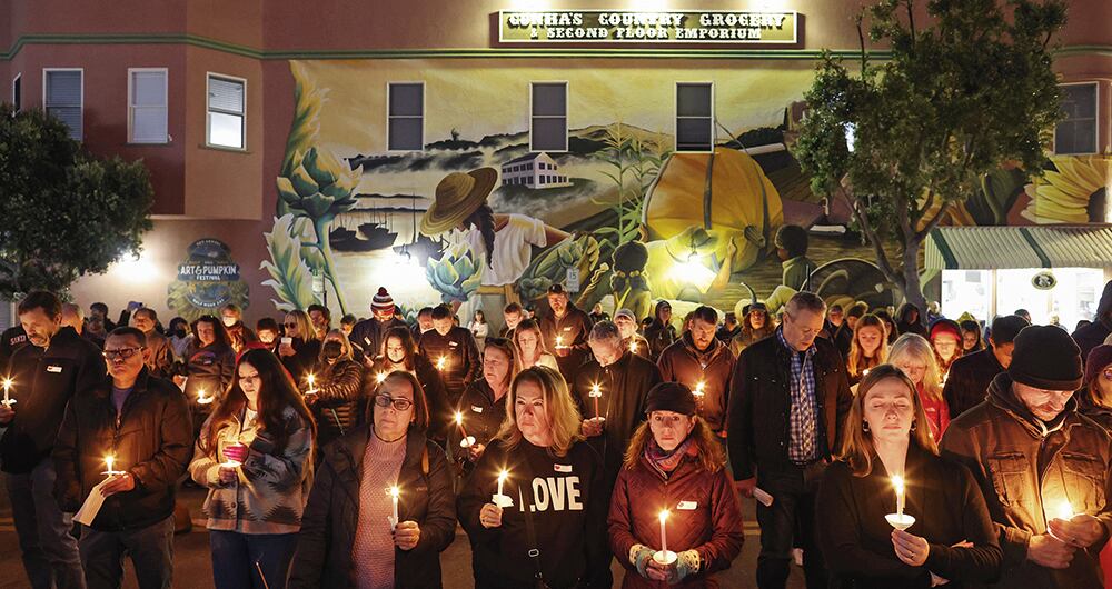 Ciudadanos estadounidenses reunidos en honor a las víctimas de un tiroteo masivo.
