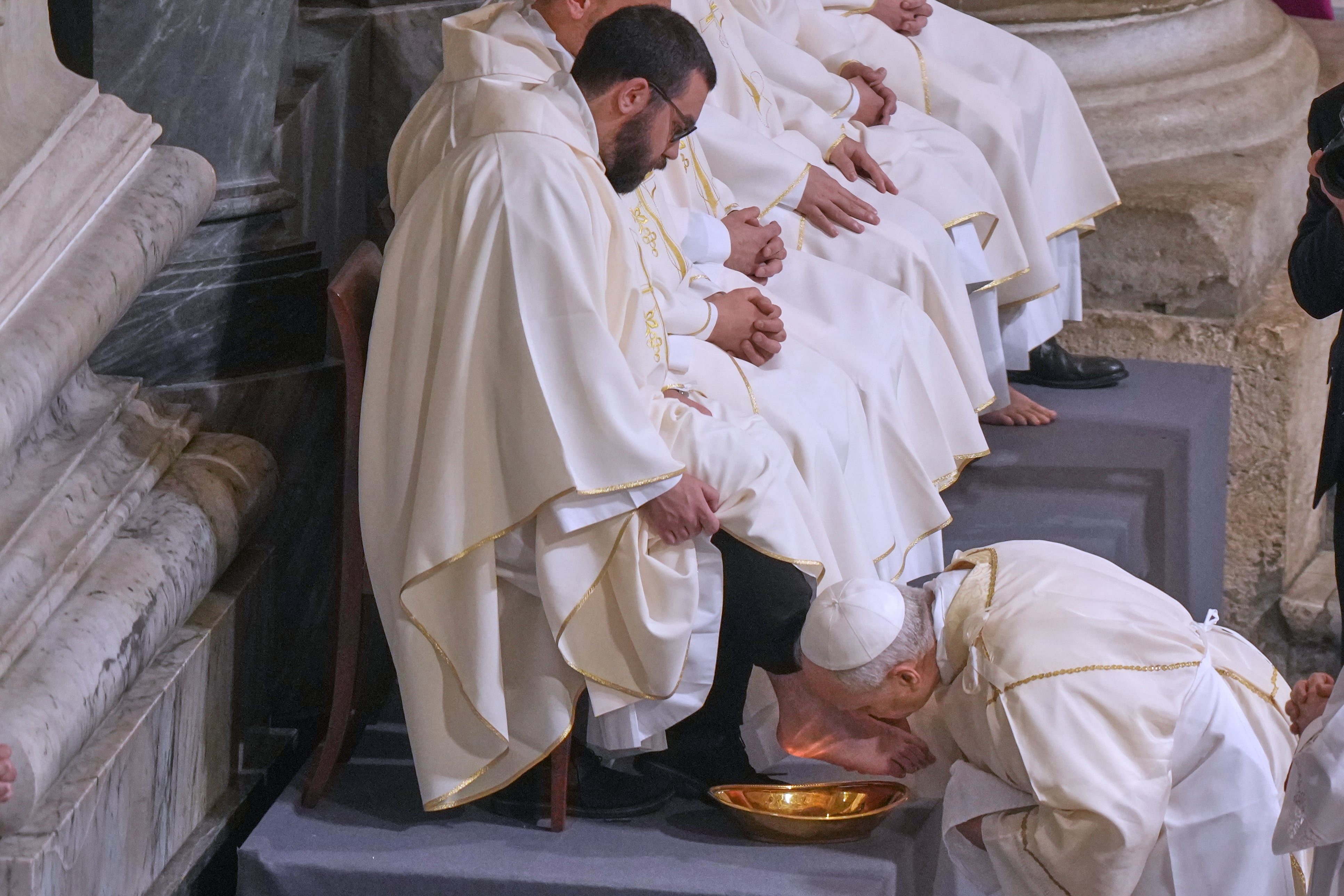 El papa León XIV lava y besa los pies de 12 sacerdotes en el Jueves Santo, en la Basílica de San Juan de Letrán, en Roma.