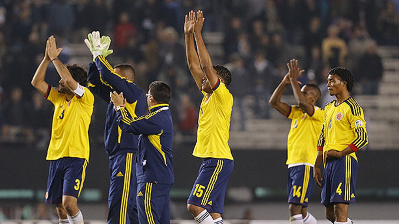 Los jugadores colombianos saludan a los hinchas que se hicieron presentes en el Monumental de Buenos Aires.