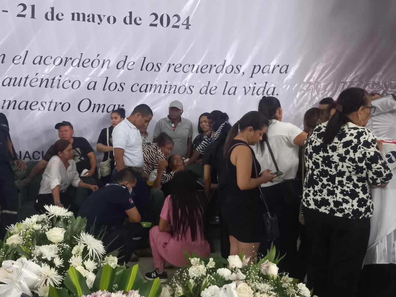 Mama Hilda llegó a despedir a su hijo.