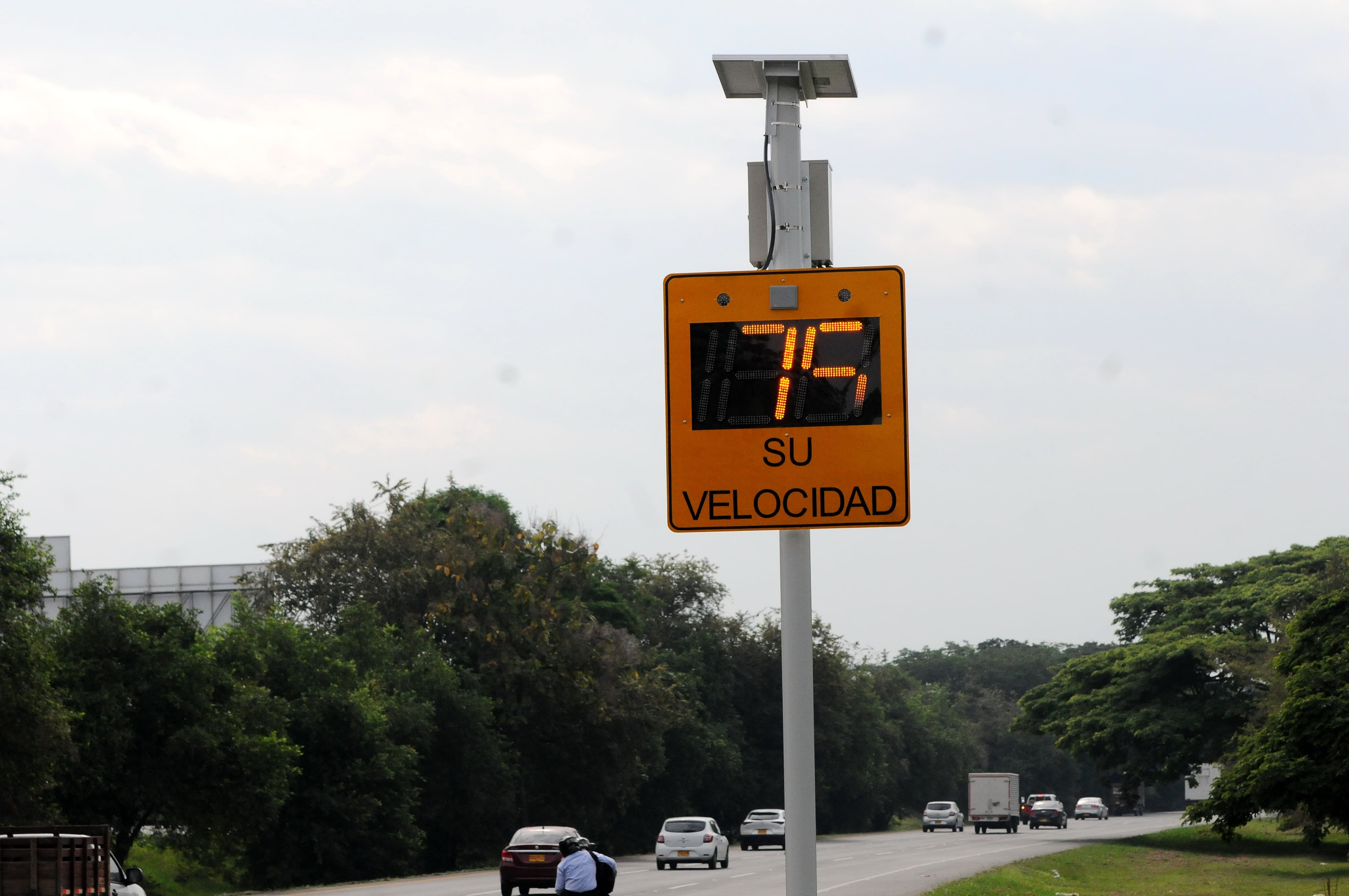 Cali:  Cuatro nuevos radares de velocidad fueron instalados en la recta Cali Palmira, debido al exceso de velocidad que desarrollan en esta vía y la cantidad de accidentes generados. Foto José L Guzmán. El País, junio 15-23