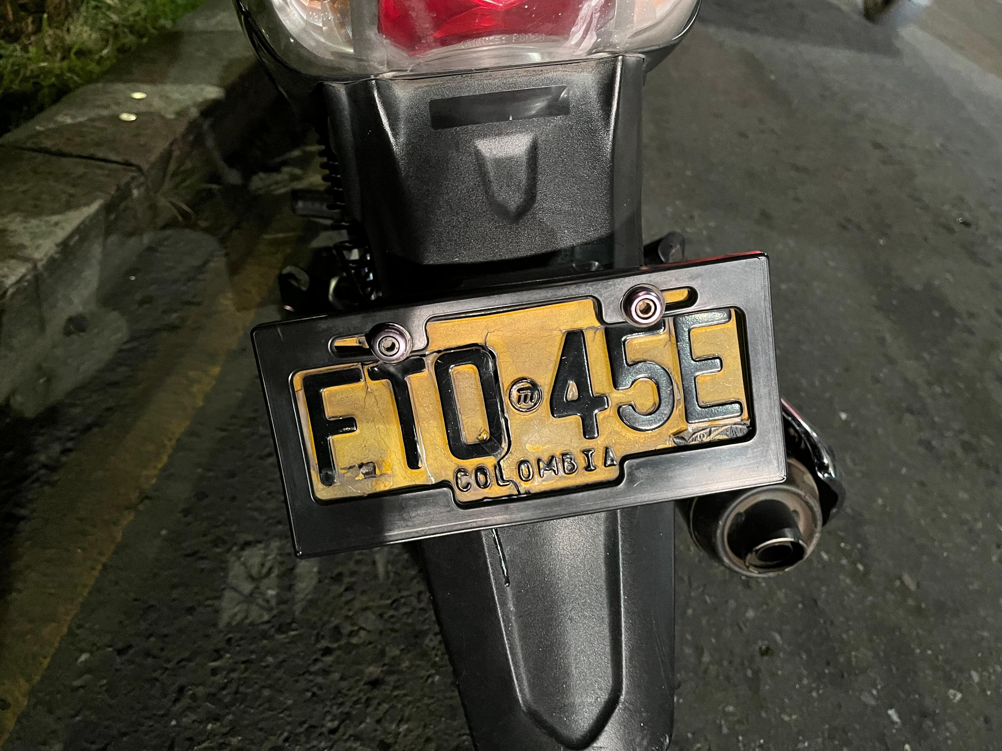 Este vehículo fue detectado en las calles con la placa falsa.