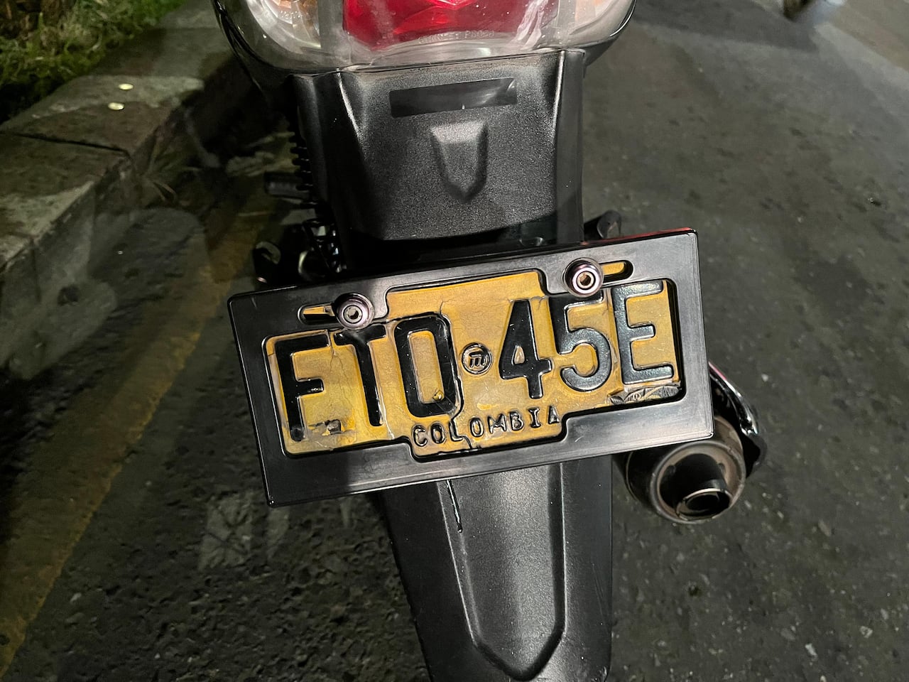 Este vehículo fue detectado en las calles con la placa falsa.